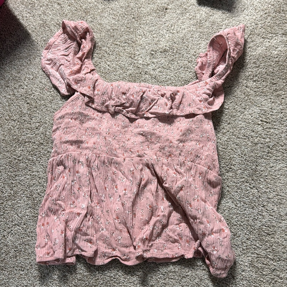 Super cute pink flower top perfect for brunches